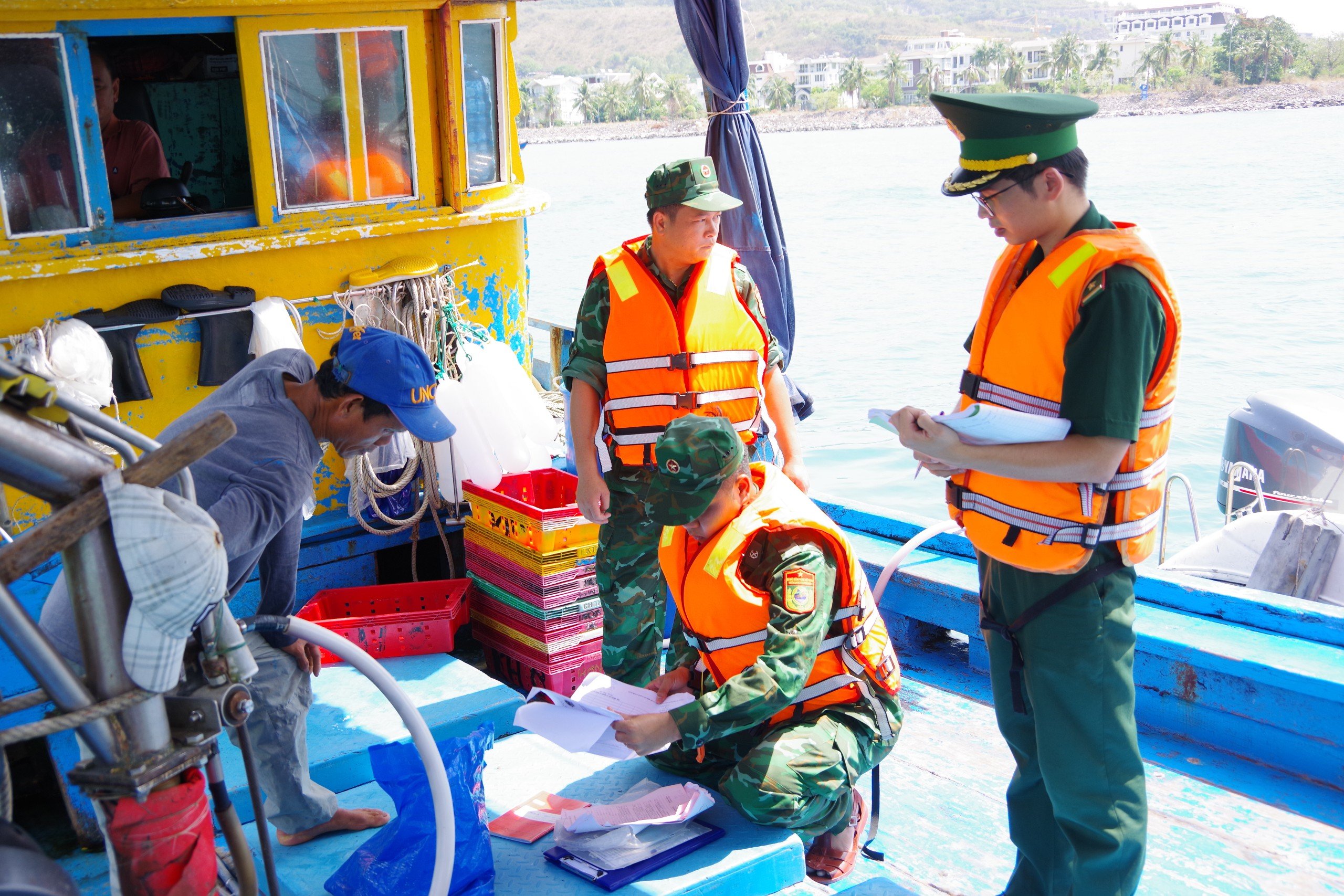 BỘ ĐỘI BIÊN PHÒNG KHÁNH HÒA ĐẨY MẠNH TUYÊN TRUYỀN TỚI NGƯ DÂN VỀ CHỐNG KHAI THÁC IUU